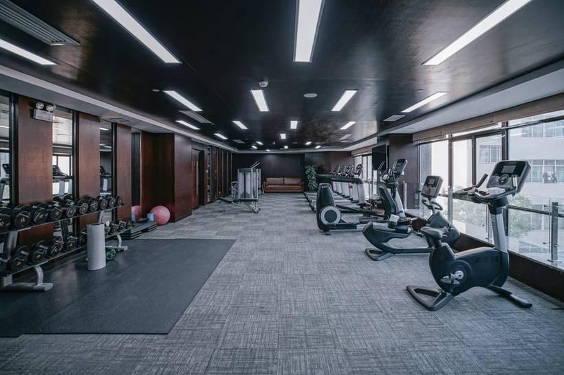 Espace sportif d'entreprise avec équipements de musculation