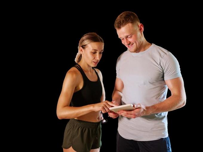 Coach sportif accompagnant une collaboratrice