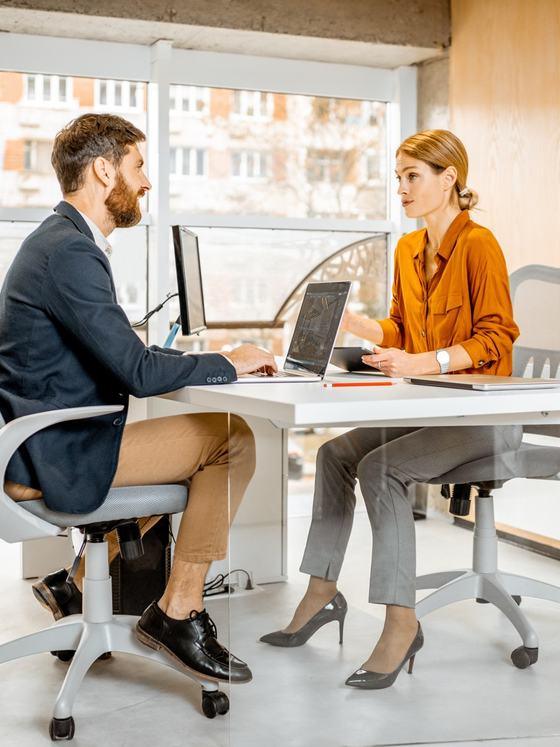 Salarié assis à son bureau devant un ordinateur